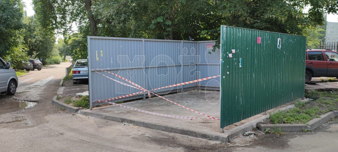 Жителям воронежского двора заблокировали доступ к мусорным контейнерам