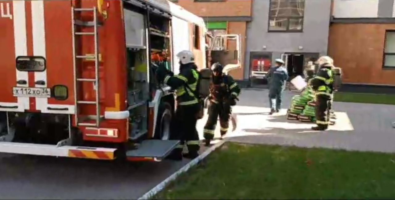 Спасатели съехались на «пожар» в воронежской школе