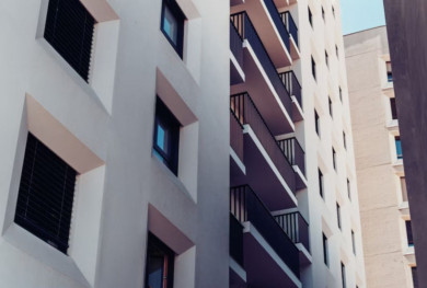 18-летняя девушка выпала из окна высотки в Воронеже