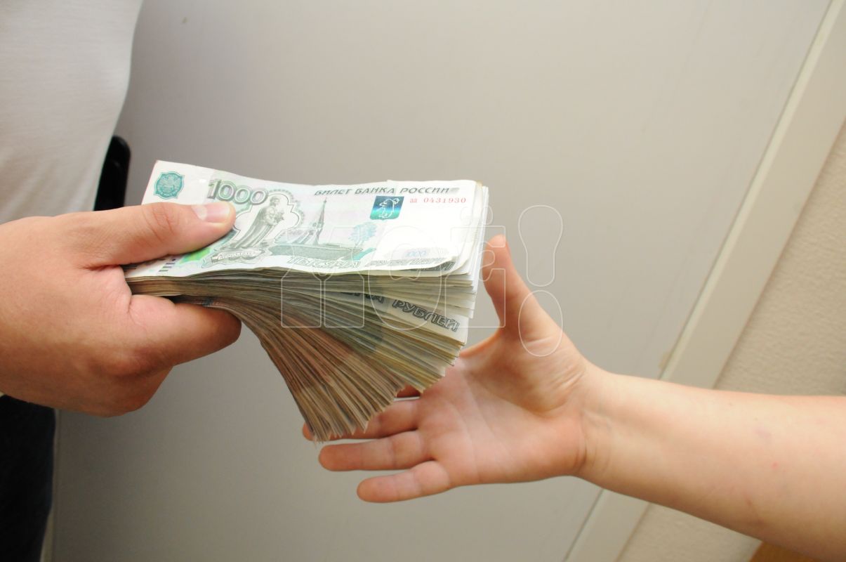 Директор школы в Воронеже забирал зарплату у сотрудницы