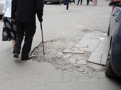 «Ходим, ноги ломаем»: воронежцы пожаловались на разбитый асфальт у памятника Славы