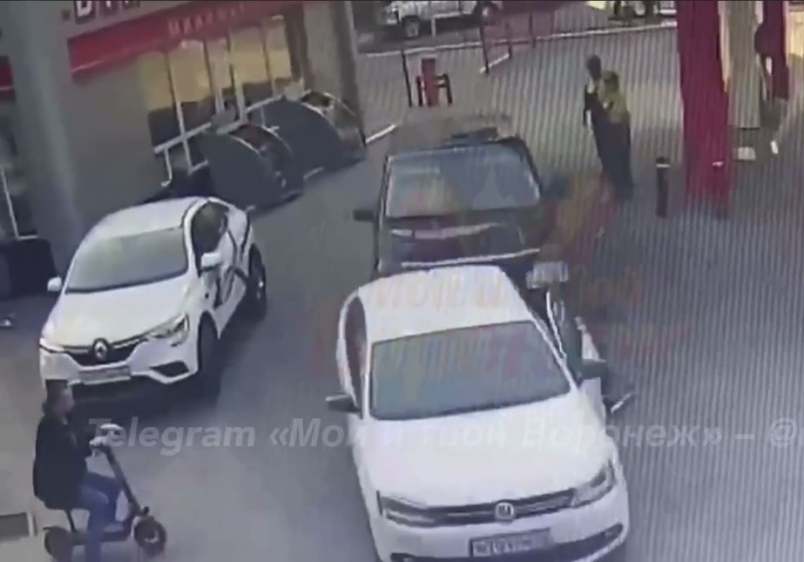 Видео намеренного наезда на сотрудника заправки в Воронеже попало на камеры наблюдения