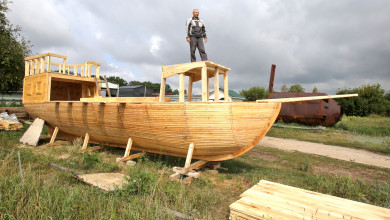 Житель Воронежской области строит корабли Петровской эпохи на своём участке