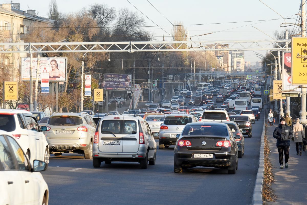 Длинные заторы сковали движение на&nbsp;нескольких улицах Воронежа