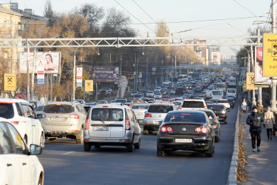 Длинные заторы сковали движение на нескольких улицах Воронежа