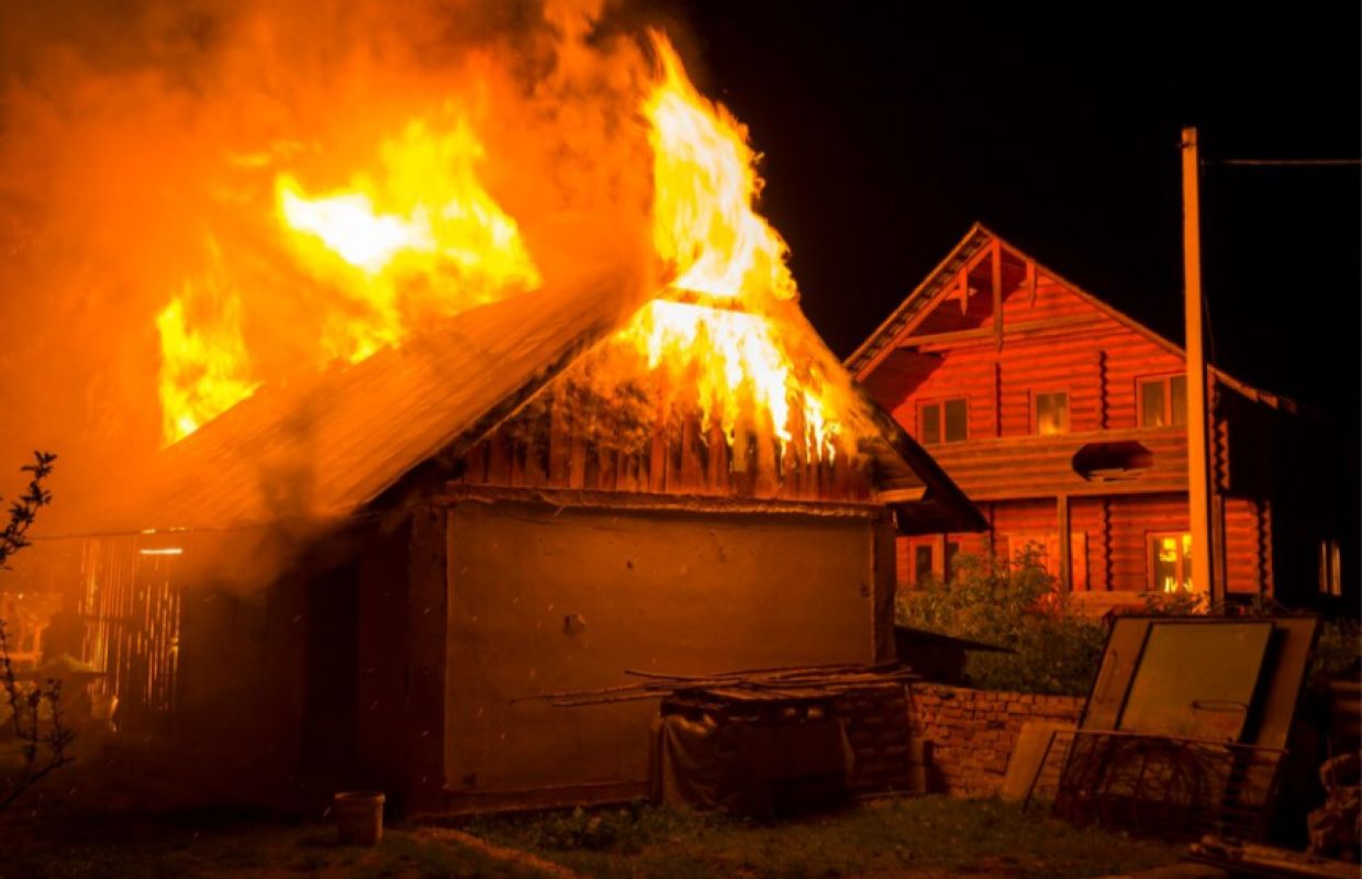 Жилой дом загорелся при&nbsp;обстреле ВСУ в&nbsp;Черноземье: есть пострадавший