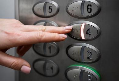 Воронежская многоэтажка на четыре месяца останется без лифта из-за замены оборудования