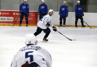 Воронежский «Буран» побеждает сильнейшую команду ВХЛ прошлого сезона