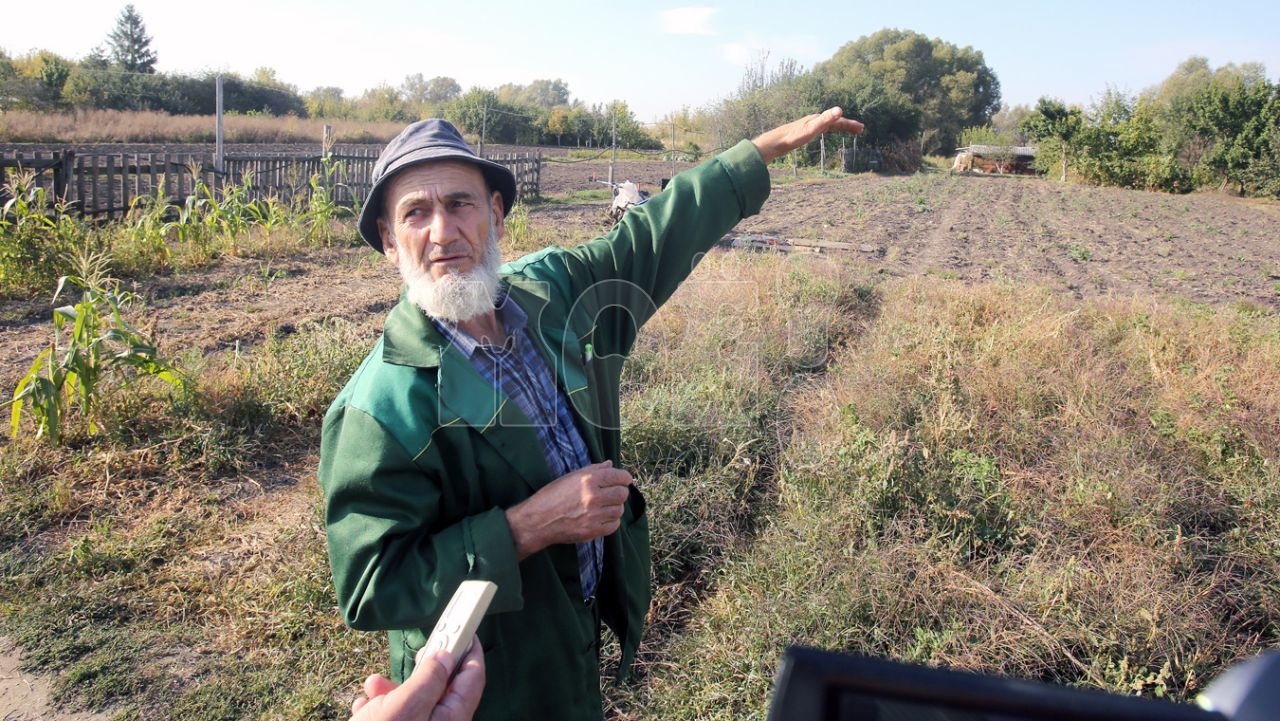 «Снаряд попал в&nbsp;нашу крышу — 50 дырок!» Как ремонтируют дома, пострадавшие из-за ЧВК «Вагнер»