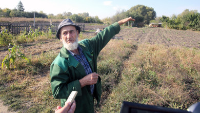 «Снаряд попал в нашу крышу — 50 дырок!» Как ремонтируют дома, пострадавшие из-за ЧВК «Вагнер»