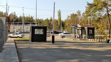 Зачем в «Олимпике» поставили бесполезные КПП и забор?