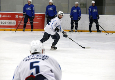 Воронежский «Буран» уступает по буллитам «Металлургу»