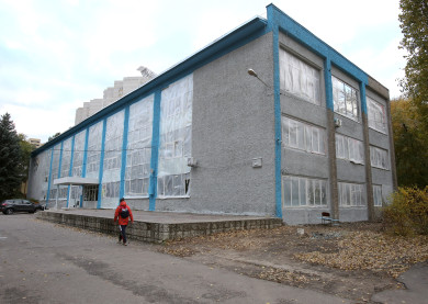 Дети осенью тренируются в спорткомплексе без окон в Воронеже