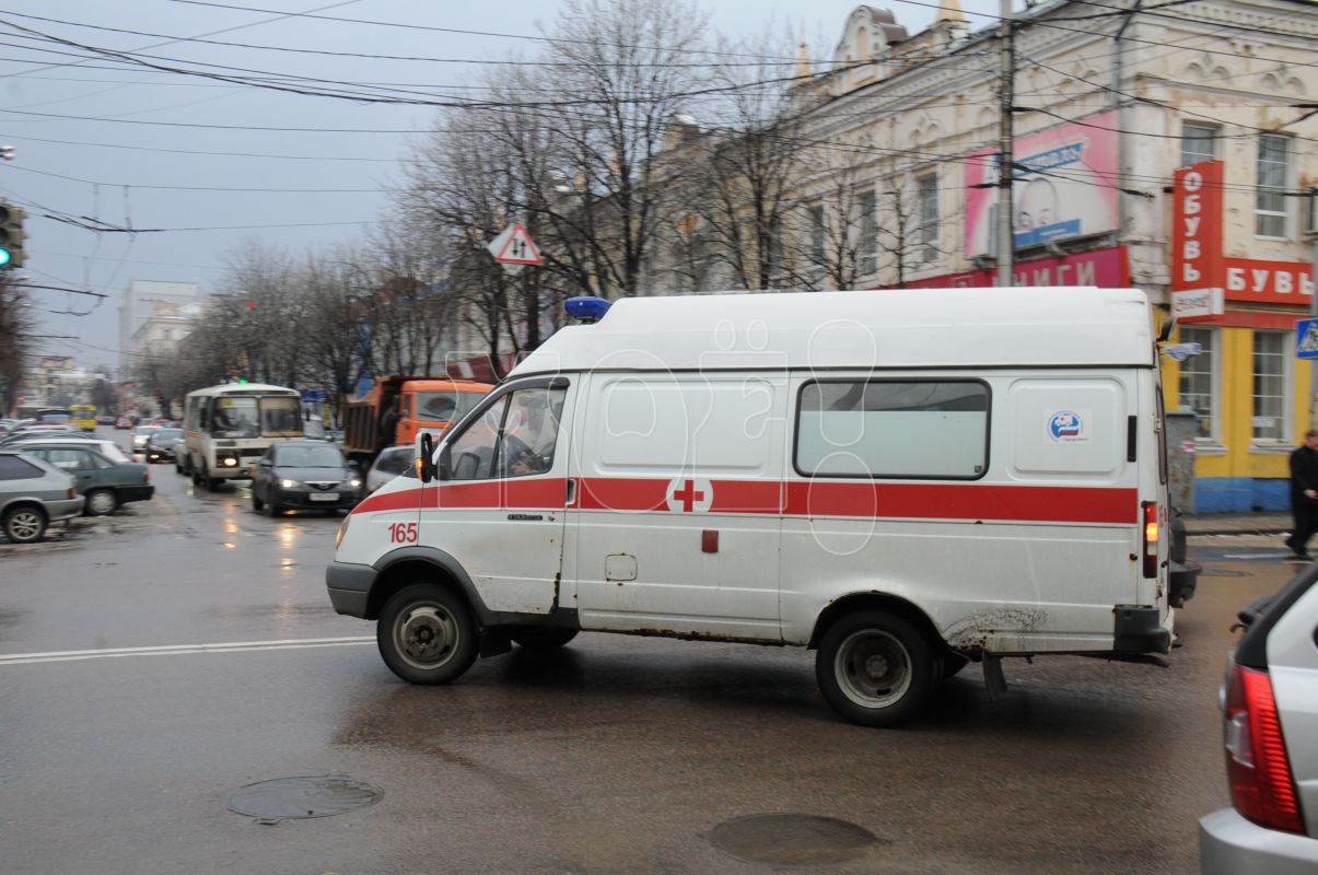 Три автомобиля столкнулись в центре Воронежа: есть пострадавший