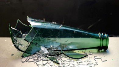 Бил ногами и «розочкой»: мужчина напал на знакомого в Воронежской области