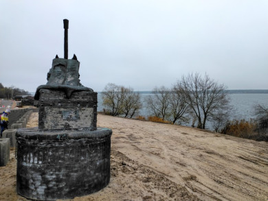 Памятник лидеру группы «Король и Шут» разрушается в Воронеже