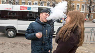 Почему молодёжь поголовно курит вейпы и чем они опасны