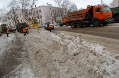 Главное за ночь. КамАЗ с песком едва не снёс людей около упавшего школьного автобуса