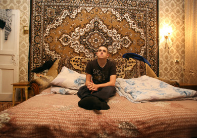 «Таскать сына на руках за 30 лет я привыкла». Как государство поставило на колени инвалида из Таловой