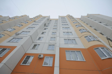 Парень выпал из окна многоэтажки в Воронеже