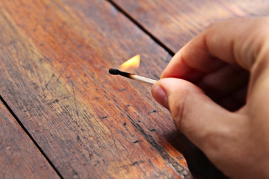 Пожилой ревнивец поджёг сожительницу и предстал перед судом в Воронежской области