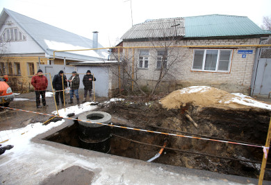 Ситуация близка к провалу. Дом в Воронеже сползает в котлован, оставленный нерадивыми строителями