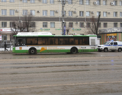 Жители Воронежа пожаловались на нехватку автобусов на популярном маршруте