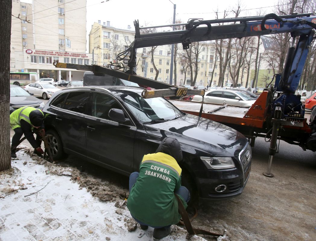 Эвакуацию машин с нечитаемыми номерами приостановили в Воронеже