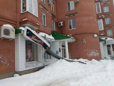 «Халатность могла стоить кому-то жизни»: снежная «лавина» обрушила вывеску на тротуар в Воронеже