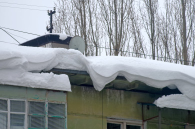 После падения глыбы снега, сломавшей ноги женщине в Воронеже, возбудили уголовное дело