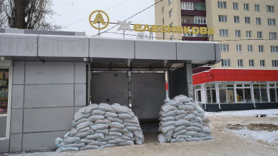 Главное за ночь. Автобусные остановки в Белгороде укрепляют бетонными блоками и мешками с песком
