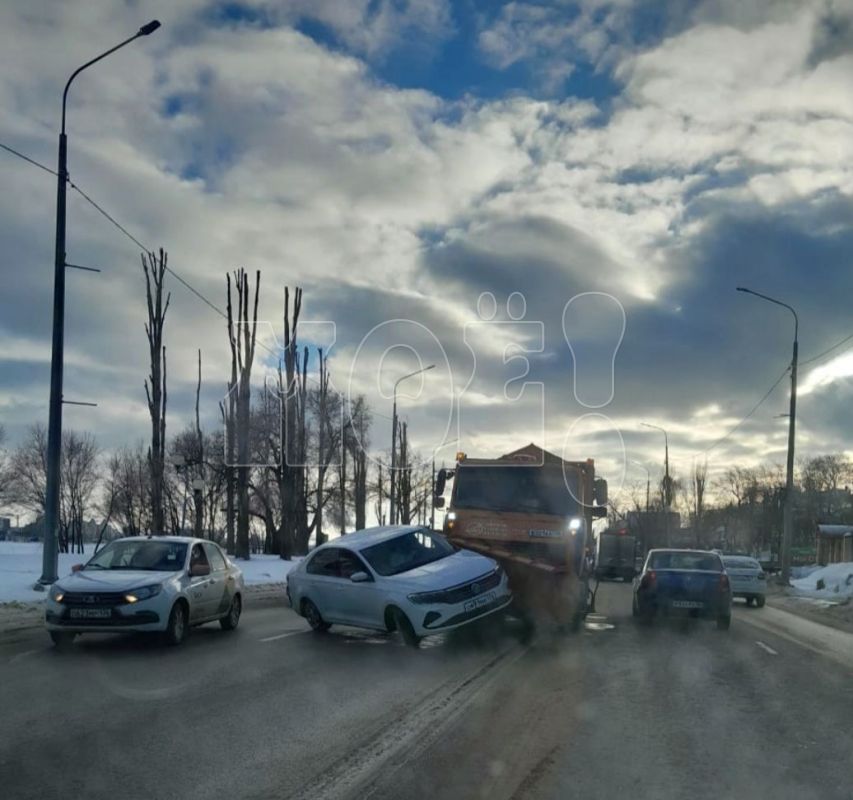 Снегоуборочная машина снесла легковушку в&nbsp;Воронеже
