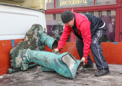 Арт-объект «Сапоги Петра I» разрушили при демонтаже в Воронеже