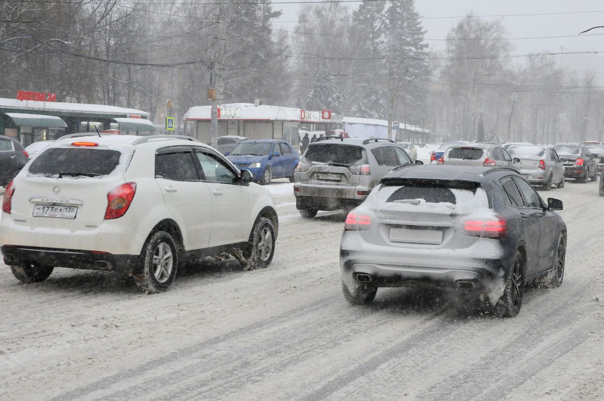 8-балльные пробки сковали превратившиеся в каток дороги Воронежа