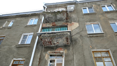 Фасад воронежского дома рискует не дожить до капремонта