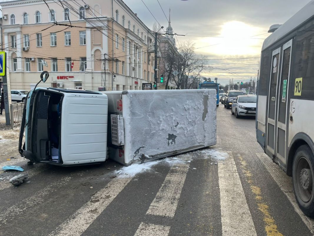 Фургон опрокинулся после столкновения с автобусом в центре Воронежа