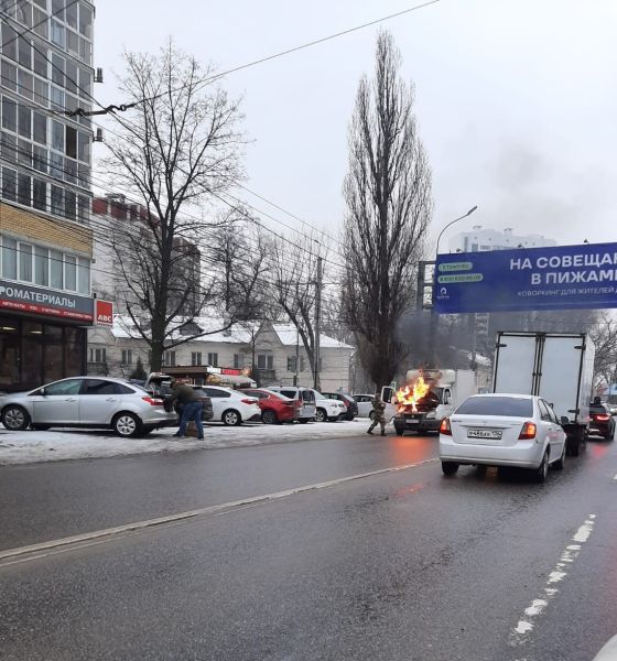 Воронежские автомобилисты потушили полыхающий грузовик