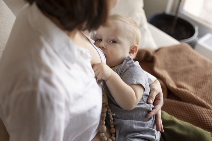 Как разделить кормление грудью и сон младенца?