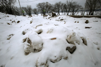 Парковку воронежского парка «Дельфин» завалили 5-метровыми горами снега