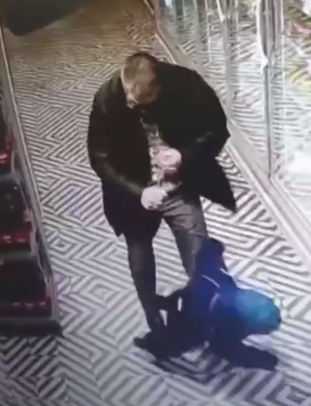 Пьяный мужчина с&nbsp;размаху ударил ребёнка по&nbsp;голове в&nbsp;магазине в&nbsp;Черноземье