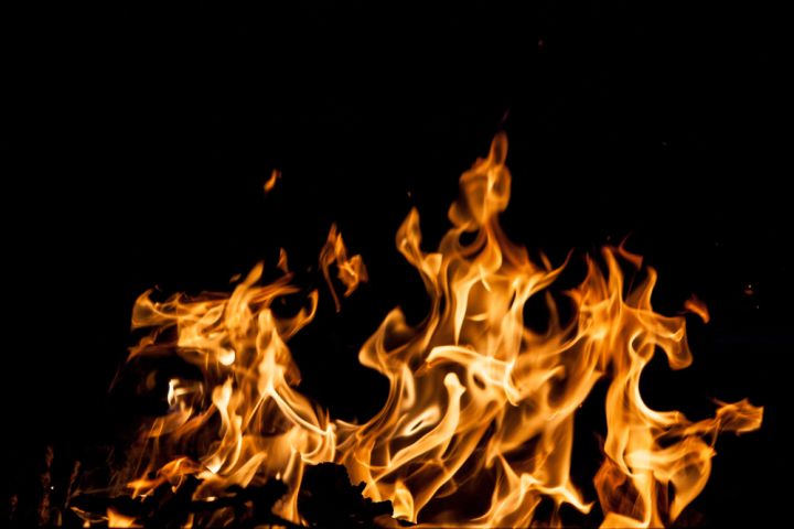 Пожарные спасли мужчину из объятого пламенем дома в Воронежской области