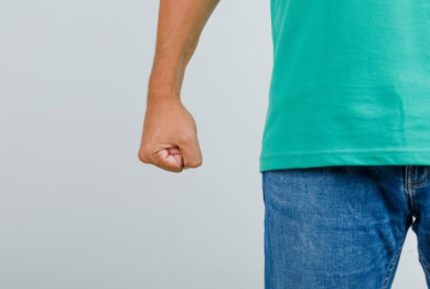 Воронежец едва не остался без пальца из-за незнакомца, который захотел его кольцо