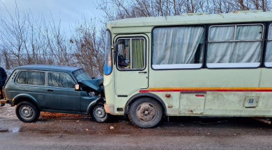 Мужчина попал в больницу после лобового ДТП с автобусом в Воронежской области