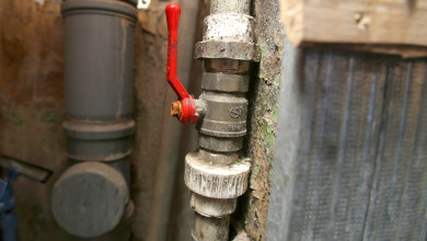 Воронежский предприниматель пожаловался на жильца квартиры, заливающего его магазин 