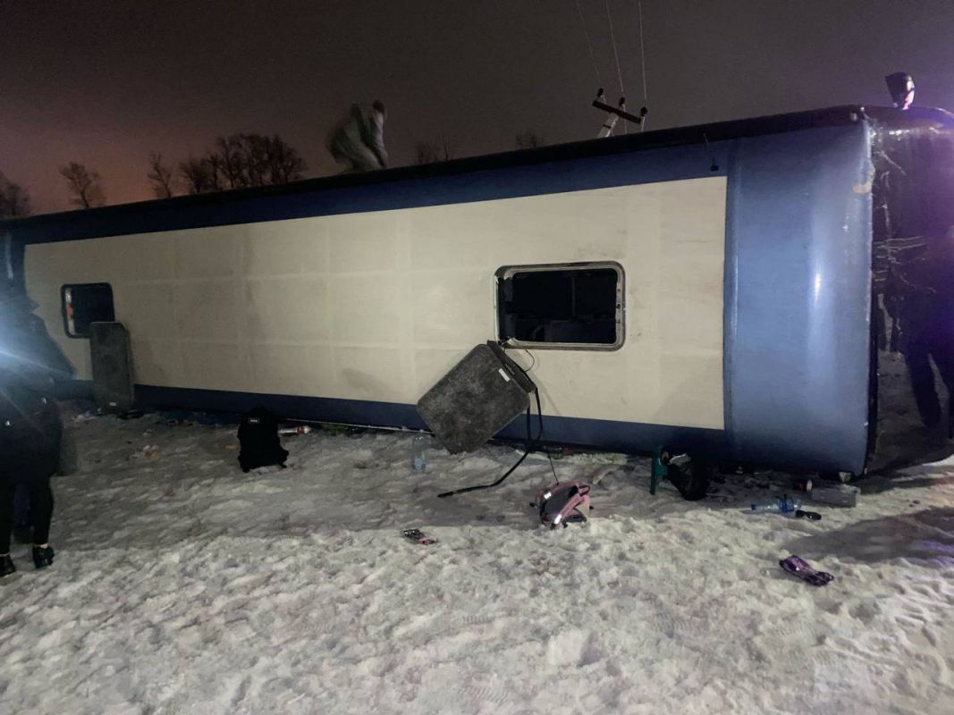 Полный пассажиров автобус перевернулся под&nbsp;Воронежем: шестеро пострадавших