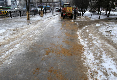 Власти рассказали, что делать родителям, которые боятся отправлять детей в школу из-за гололёда