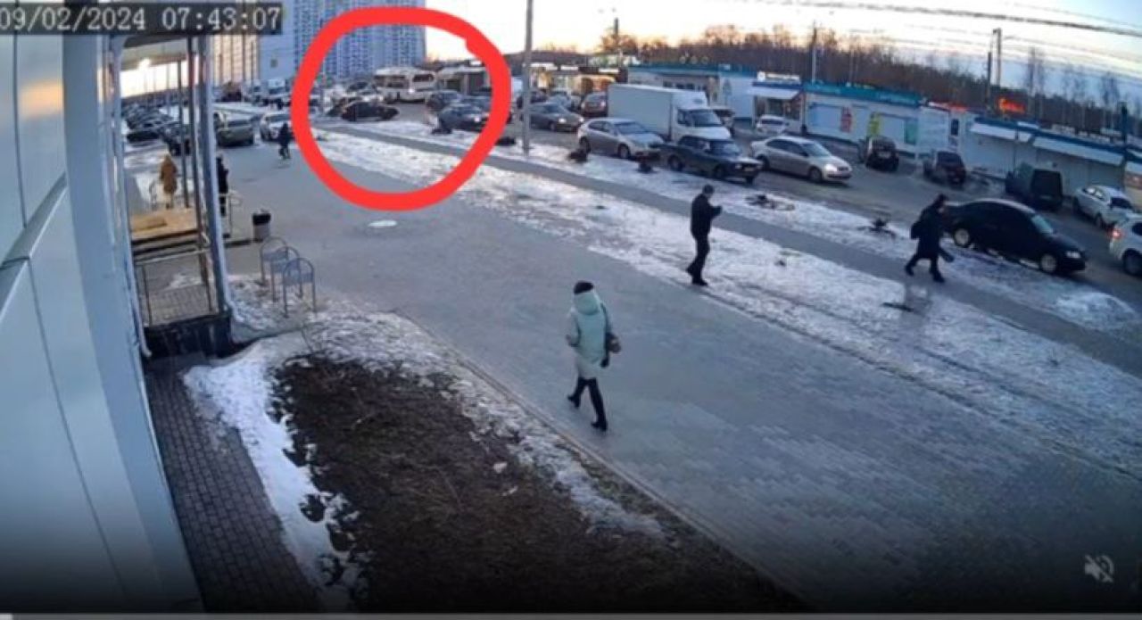 Появилось видео, как&nbsp;автобус сбил 13-летнюю школьницу на&nbsp;переходе в&nbsp;Воронеже