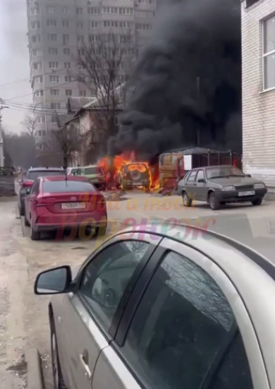 Три автомобиля сгорели в воронежском дворе из-за вероятного поджога