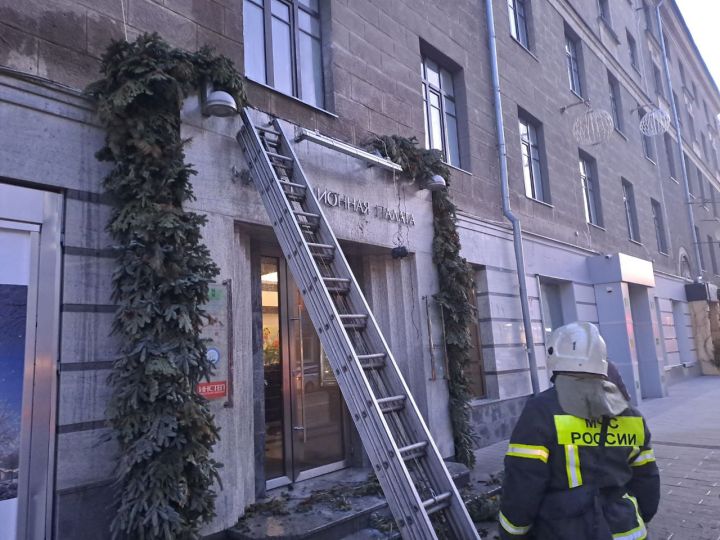 Украшение здания сгорело в центре Воронежа