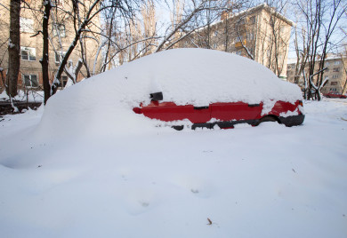 Житель Воронежской области обратился в суд, чтобы взыскать компенсацию за рухнувший на машину снег